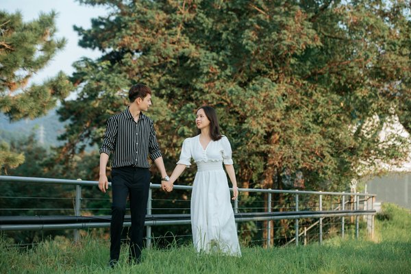 Quels conseils pour porter un trench coat avec une robe de soirée?