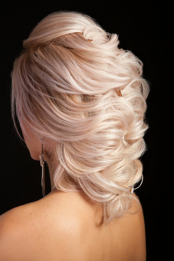 Comment choisir la bonne coupe de cheveux pour affiner un visage carré ?