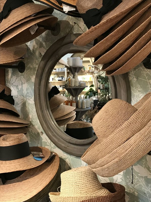 Quels types de chapeaux conviennent pour une croisière estivale?